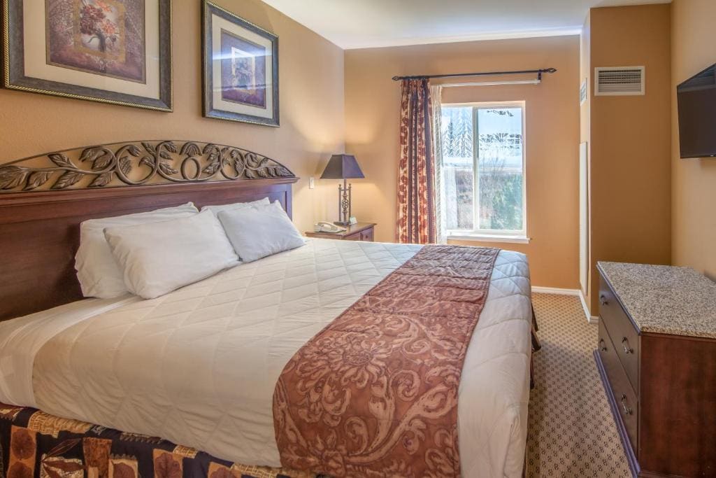 One-Bedroom Villa Lodge with Queen Bed room - Image 3