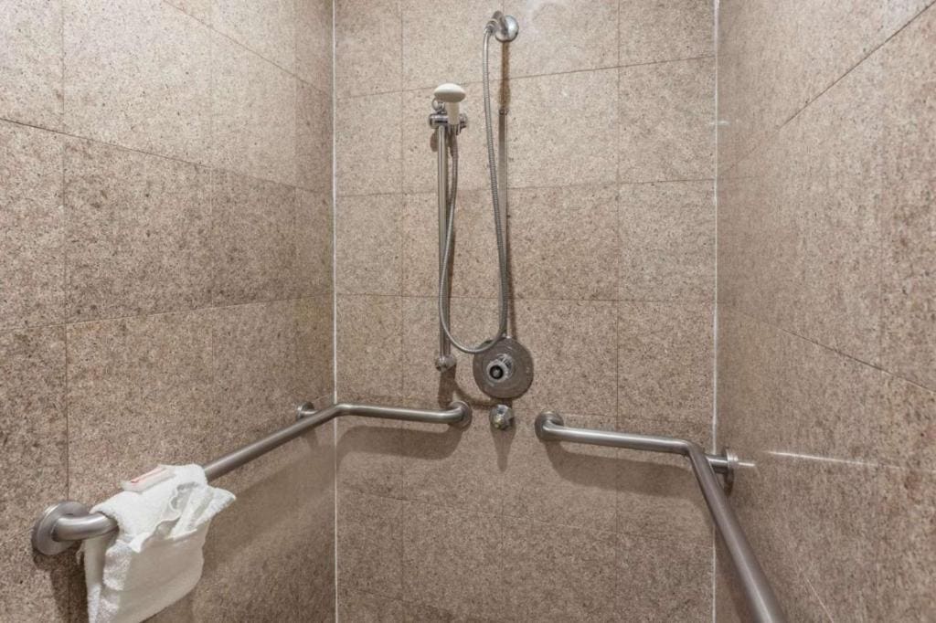 Queen Room with Roll-In Shower - Disability Access/Non-Smoking room - Image 1
