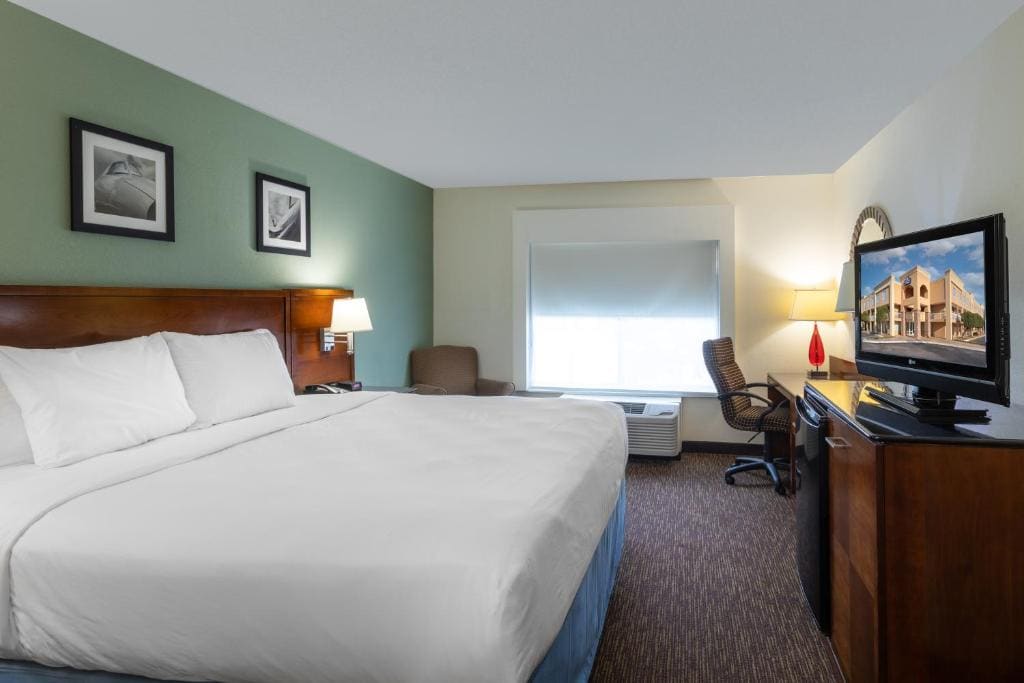 Queen Studio Suite - Non-Smoking room - Image 1