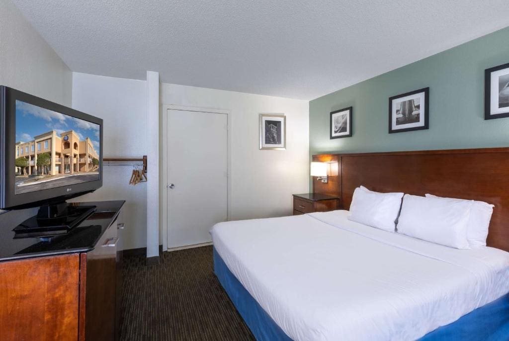 Queen Studio Suite - Non-Smoking room - Image 3