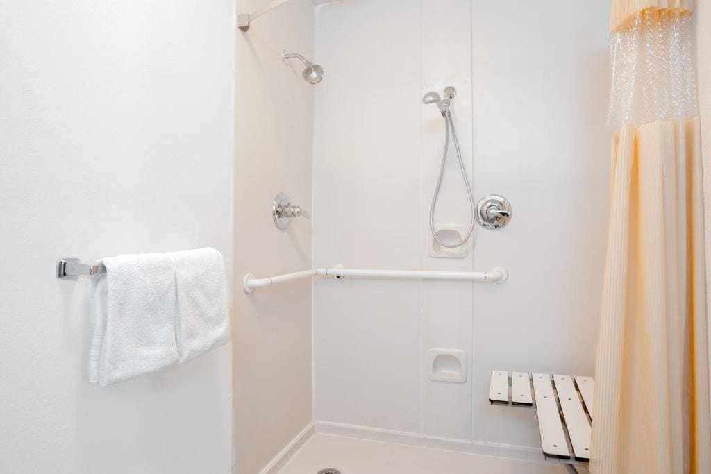 King Room - Disability Access - Non-Smoking room - Image 1