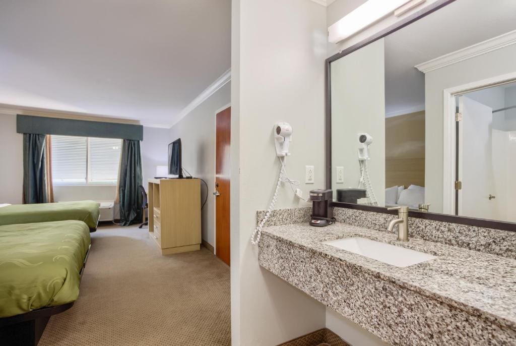 Queen Room with Two Queen Beds - Non-Smoking room - Image 2