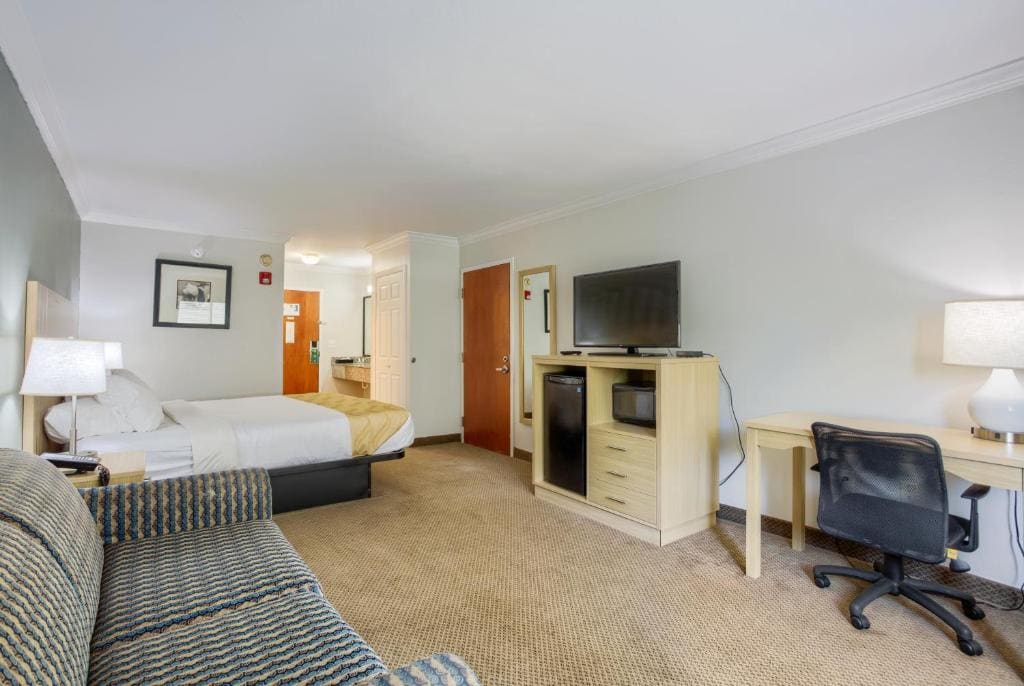 Queen Room with Two Queen Beds - Non-Smoking room - Image 1