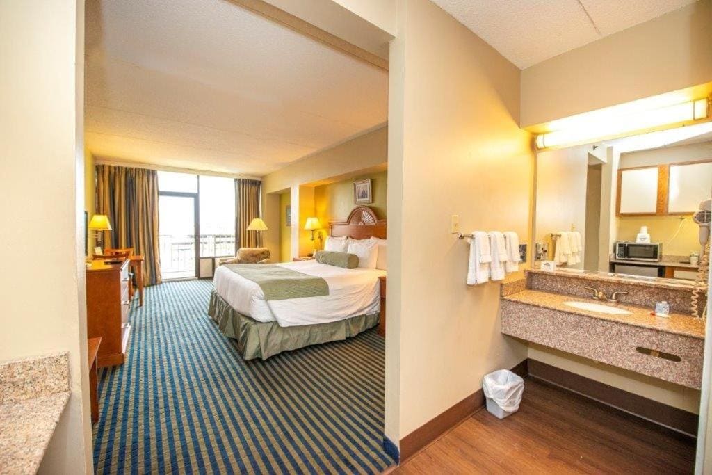 King Room with Balcony and Partial Ocean View - Non-Smoking room - Image 3