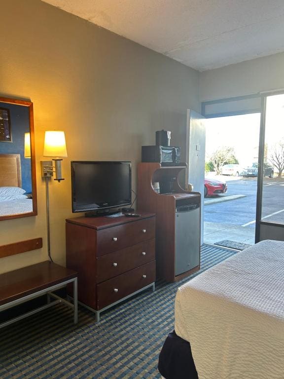 King Room with Balcony and Partial Ocean View - Non-Smoking room - Image 2