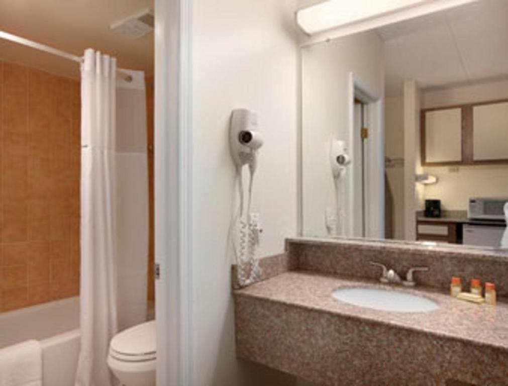 Queen Room with Two Queen Beds - Non-Smoking room - Image 2