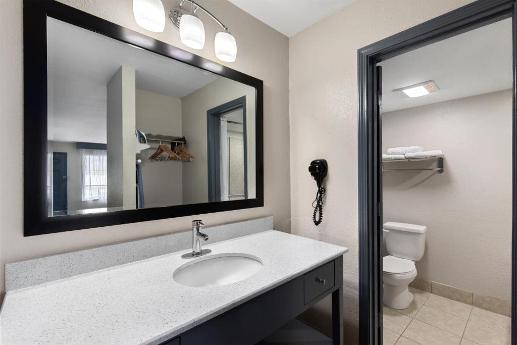 King Room - Non-Smoking room - Image 3