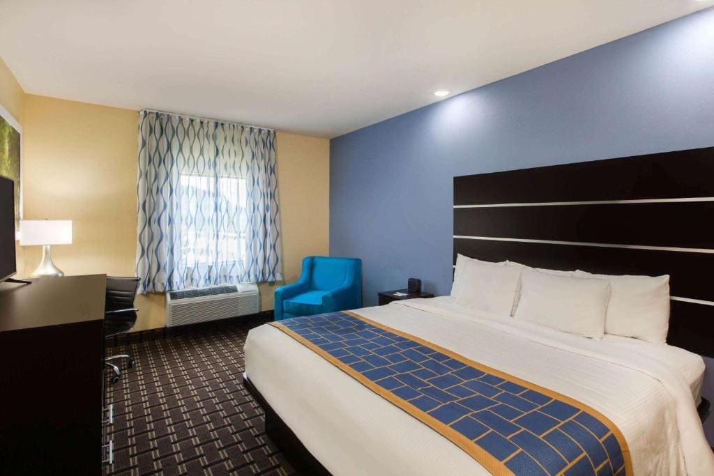 1 King Bed, Non-Smoking room - Image 3
