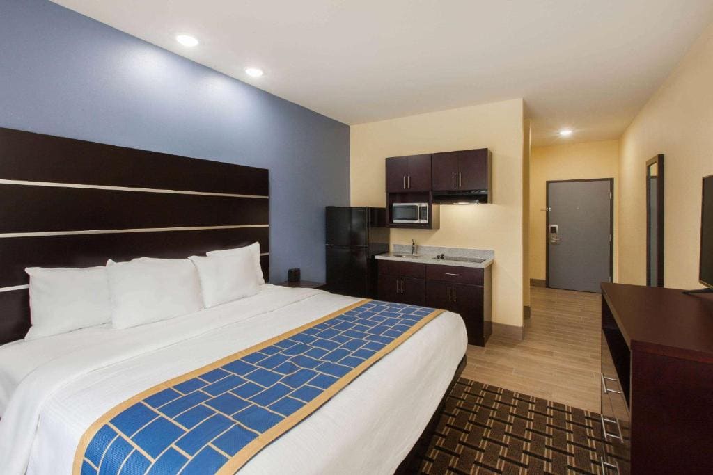 1 King Bed, Accessible, Kitchenette, Non-Smoking room - Image 1