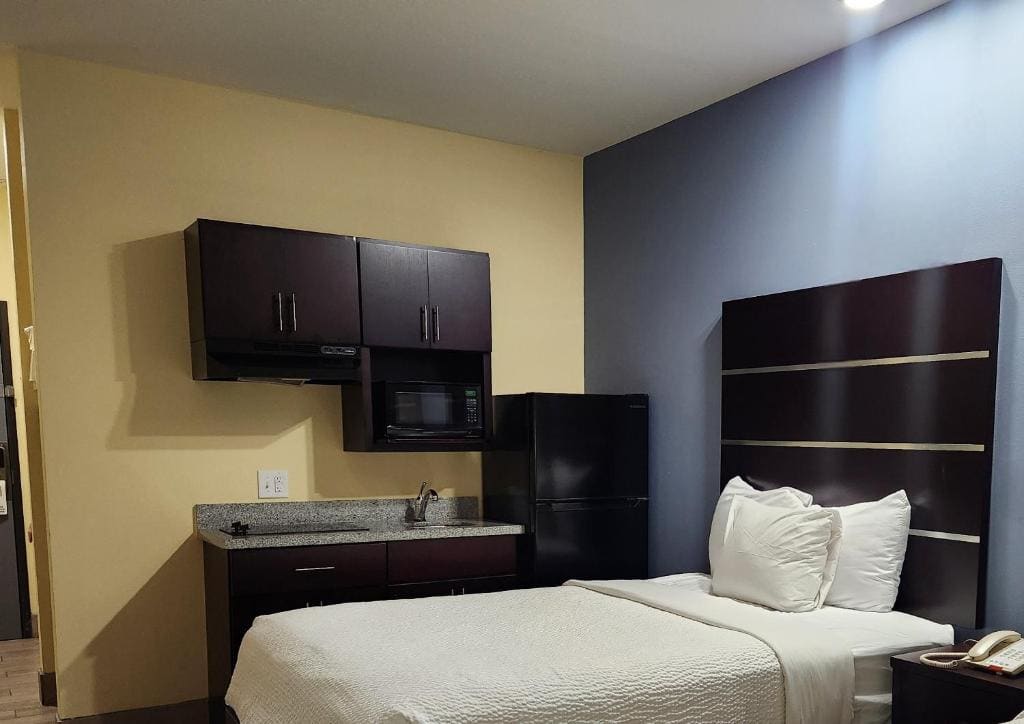 1 King Bed, Accessible, Kitchenette, Non-Smoking room - Image 2