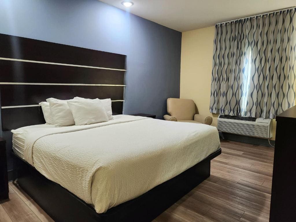 1 King Bed, Accessible Rolling Shower, Non Smoking room - Image 1