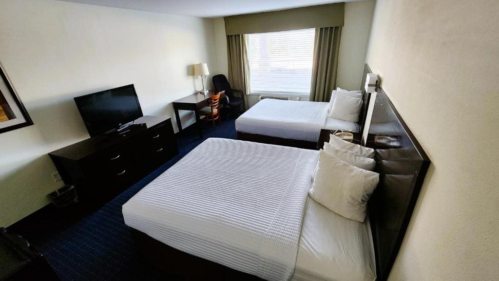 Queen Room with Two Queen Beds - Non-Smoking room - Image 1
