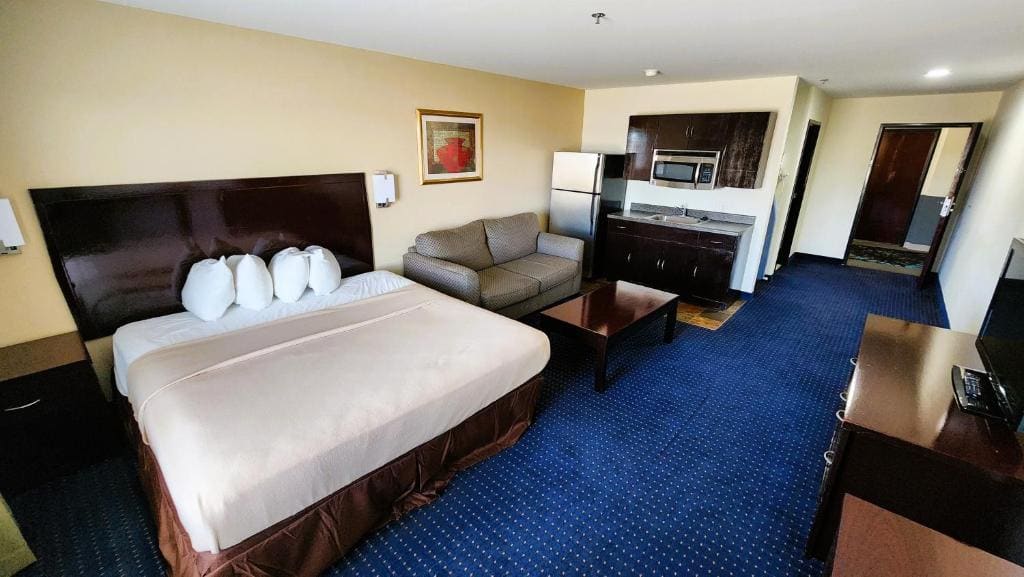King Suite - Non-Smoking room - Image 3