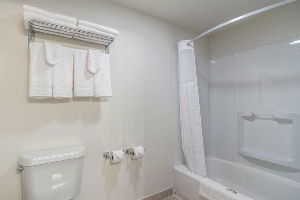 Queen Room with Two Queen Beds - Non-Smoking room - Image 1