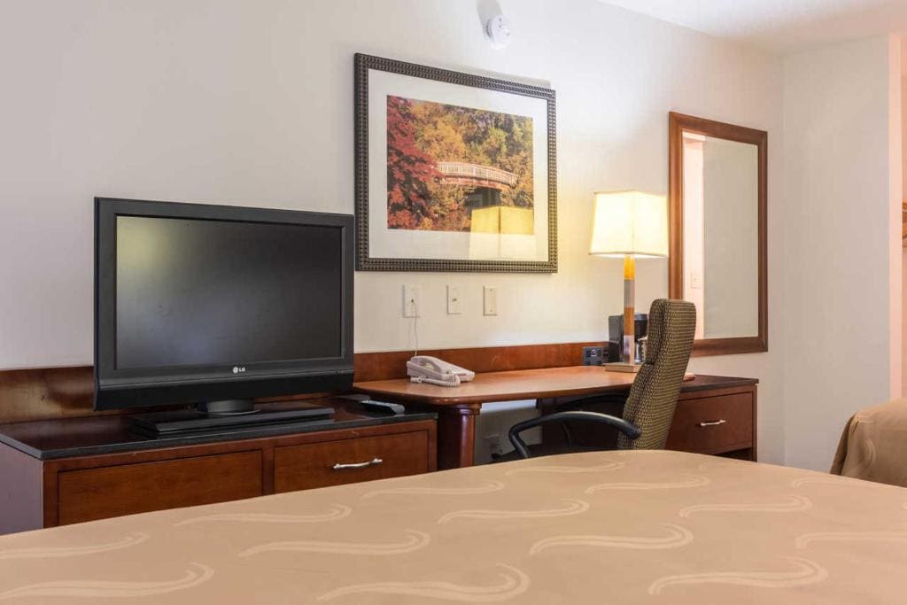 Queen Room with Two Queen Beds - Mobility Access/Non-Smoking room - Image 2