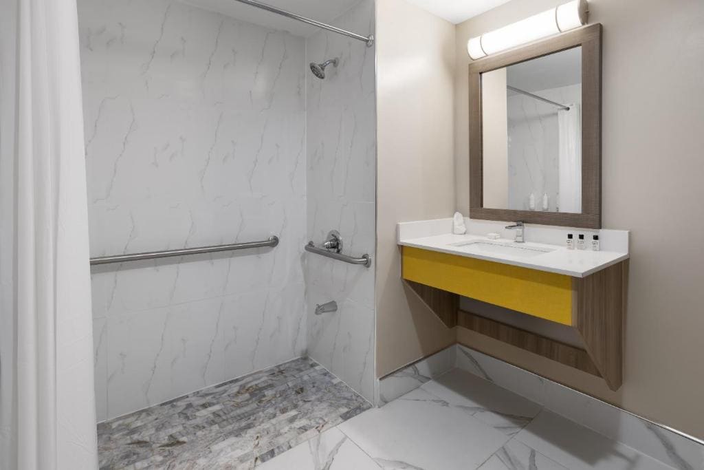 King Room with Roll-in Shower - Mobility Access/Non-Smoking room - Image 3