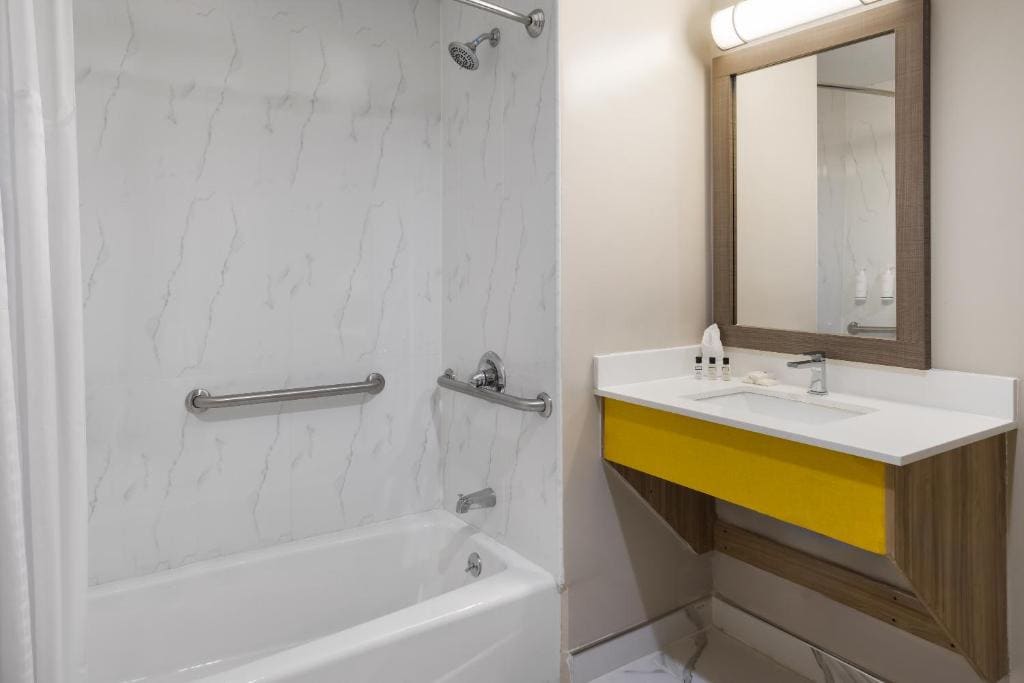 King Room with Tub with Grab Bars - Mobility Accessible/Non-Smoking room - Image 3