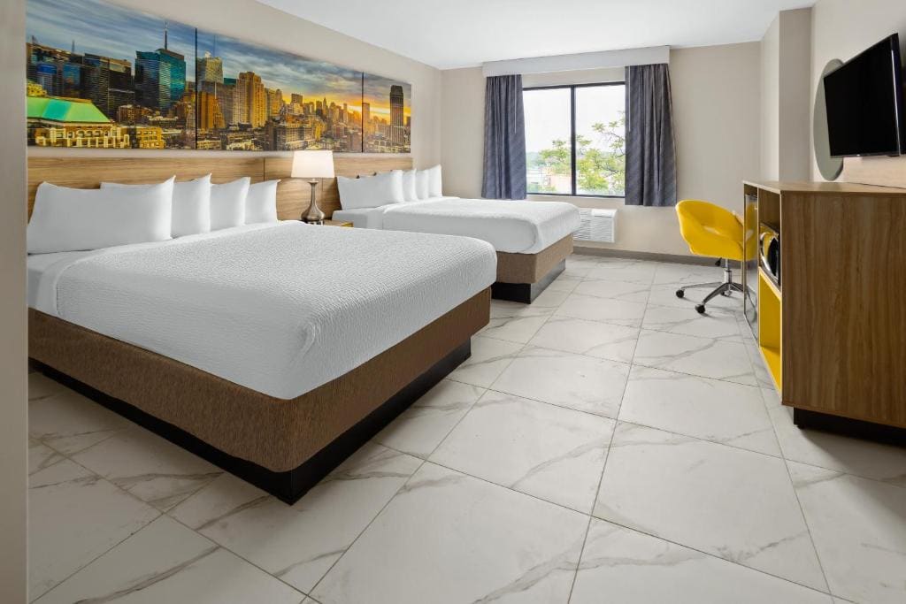 Queen Room with Two Queen Beds - Non-Smoking room - Image 1