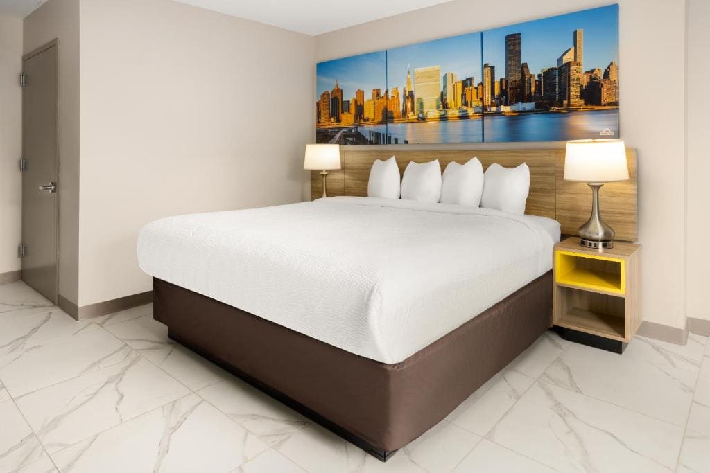 King Room with Roll-in Shower - Mobility Access/Non-Smoking room - Image 2