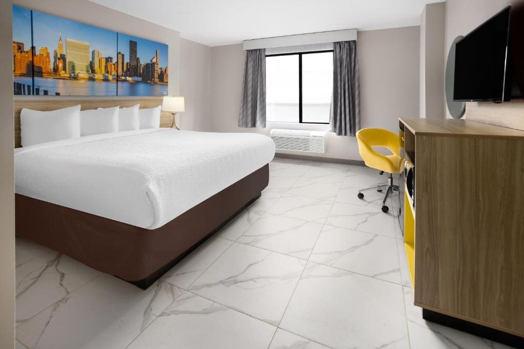 King Room with Roll-in Shower - Mobility Access/Non-Smoking room - Image 1