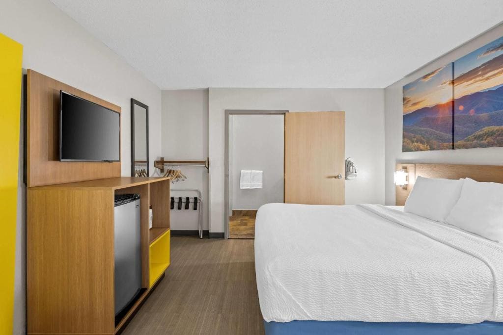 King Room - Mobility Accessible/Non-Smoking room - Image 3