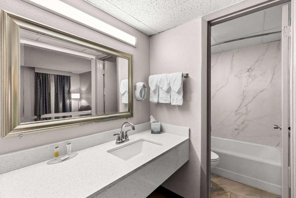 Queen Room - Non-Smoking room - Image 2