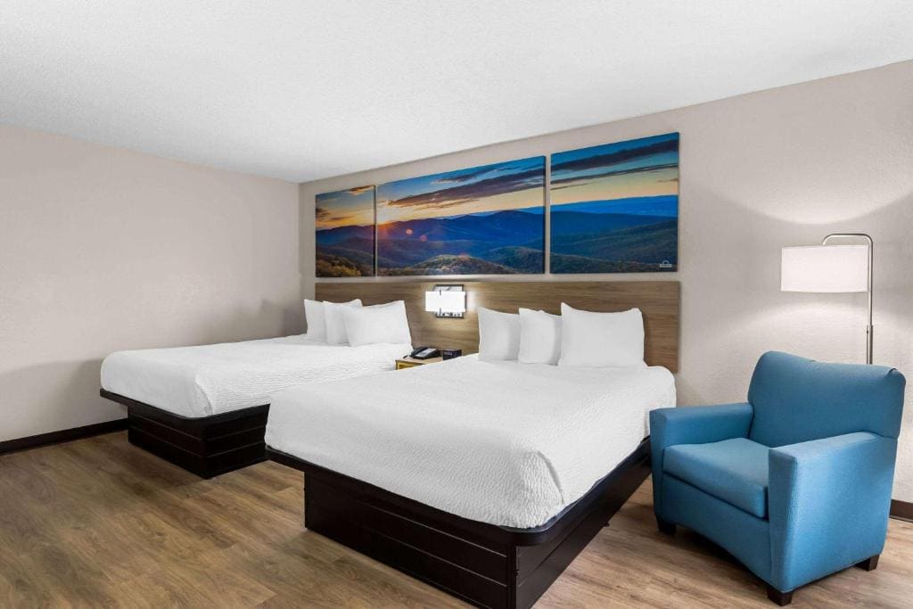 Queen Room with Two Queen Beds - Non-Smoking room - Image 2