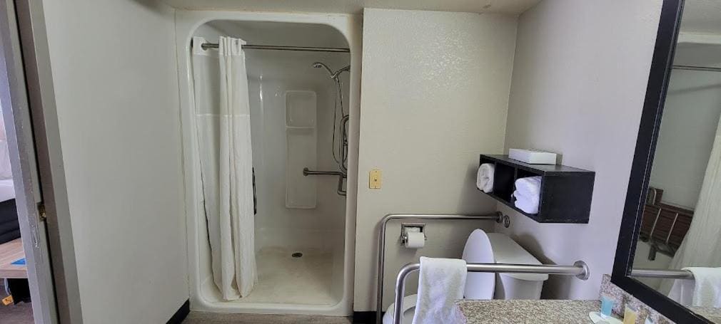 Queen Room - Disability Access/Non-Smoking room - Image 3