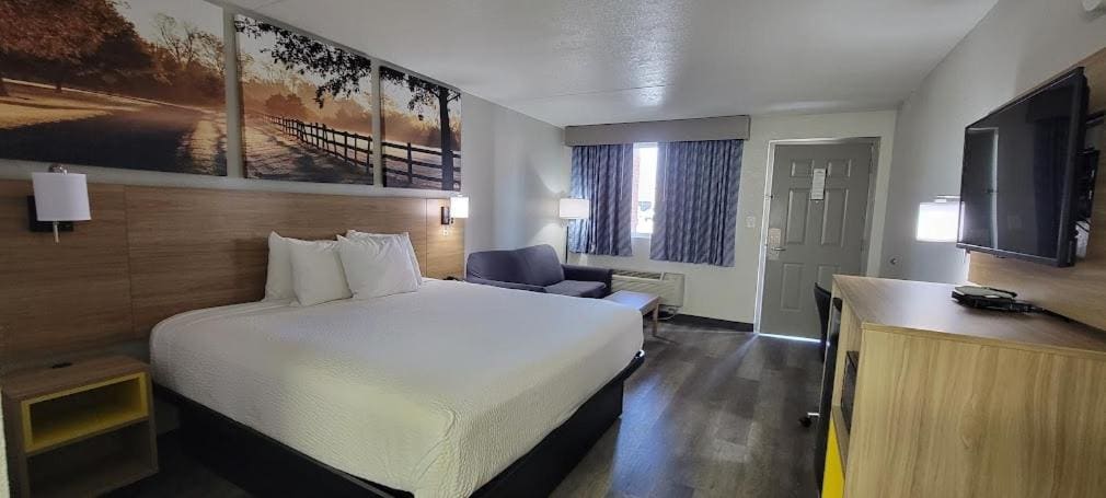 King Room - NonSmoking room - Image 1
