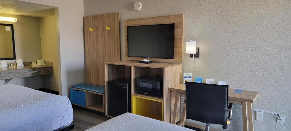 Queen Room with Two Queen Beds - Non-Smoking room - Image 2