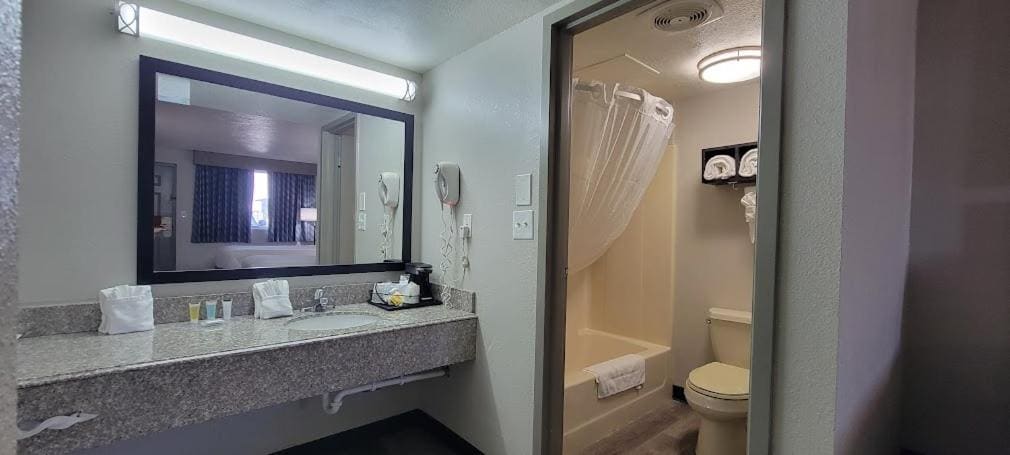 Queen Room with Two Queen Beds - Non-Smoking room - Image 3