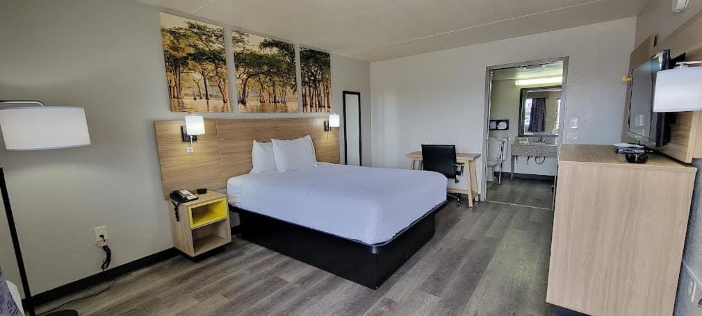 Queen Room - Disability Access/Non-Smoking room - Image 1