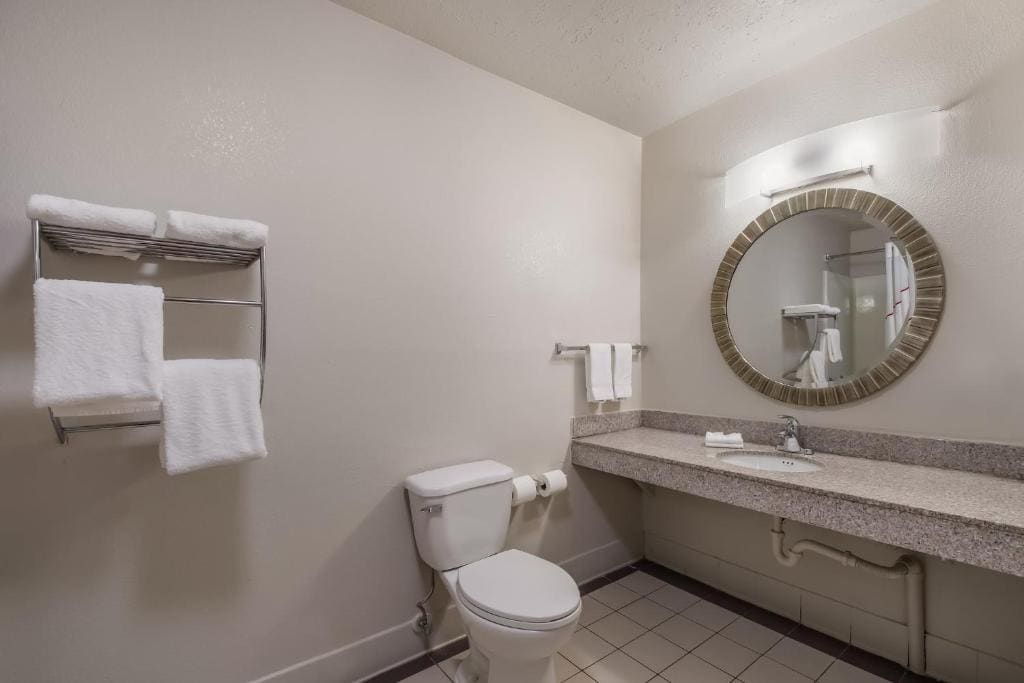 Deluxe King Room Disability Access Non-Smoking room - Image 3