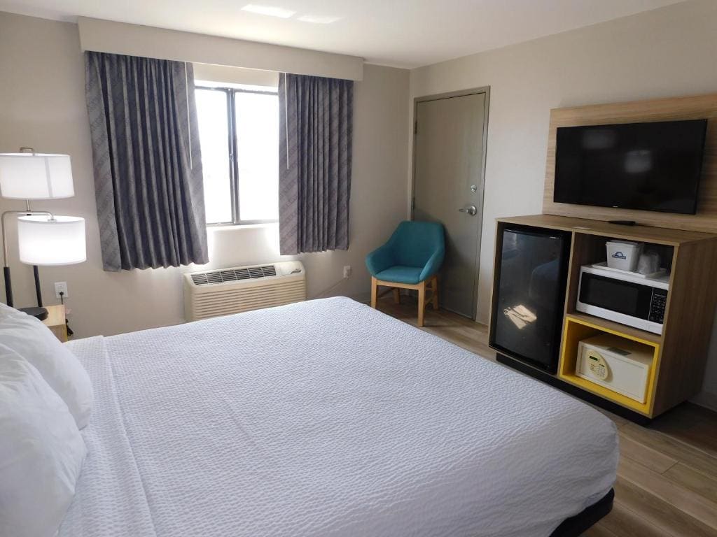 King Room - Disability Access/Non-Smoking room - Image 3