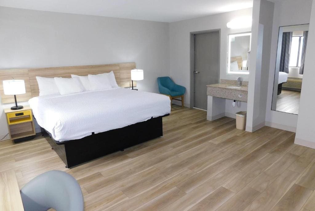 King Room - Disability Access/Non-Smoking room - Image 2