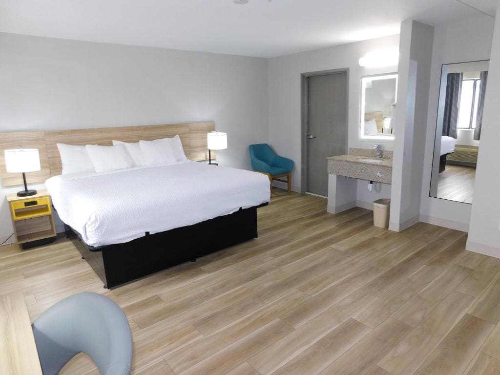 King Room - Non-Smoking room - Image 2