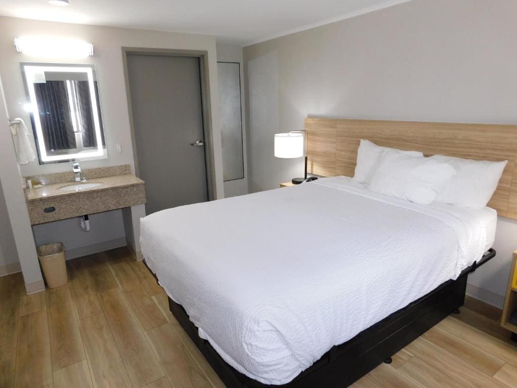 Queen Room - Non-Smoking room - Image 3
