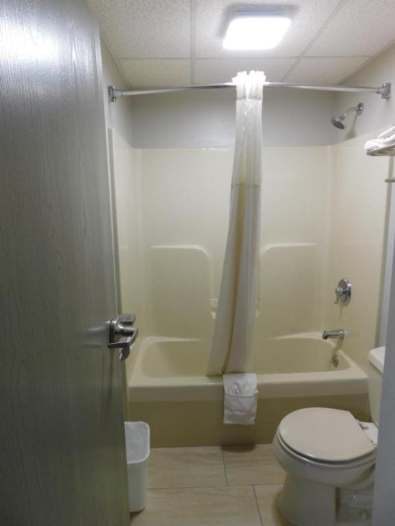 Queen Room with Two Queen Beds - Non-Smoking room - Image 2