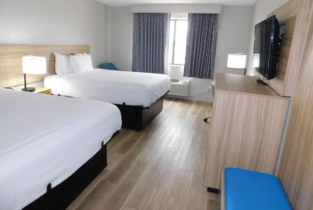 Queen Room with Two Queen Beds - Non-Smoking room - Image 1