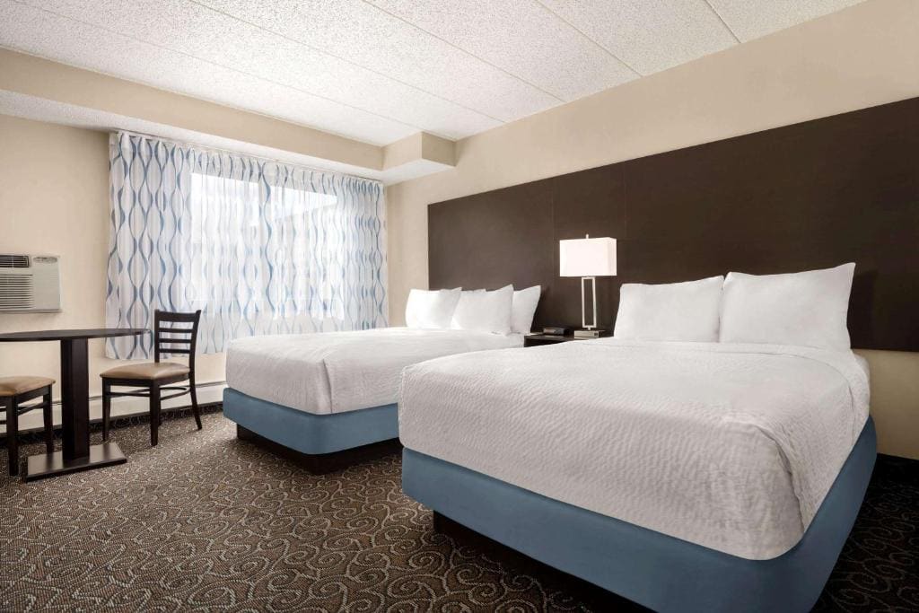 Queen Room with Two Queen Beds - Mobility Access/Non-Smoking room - Image 2