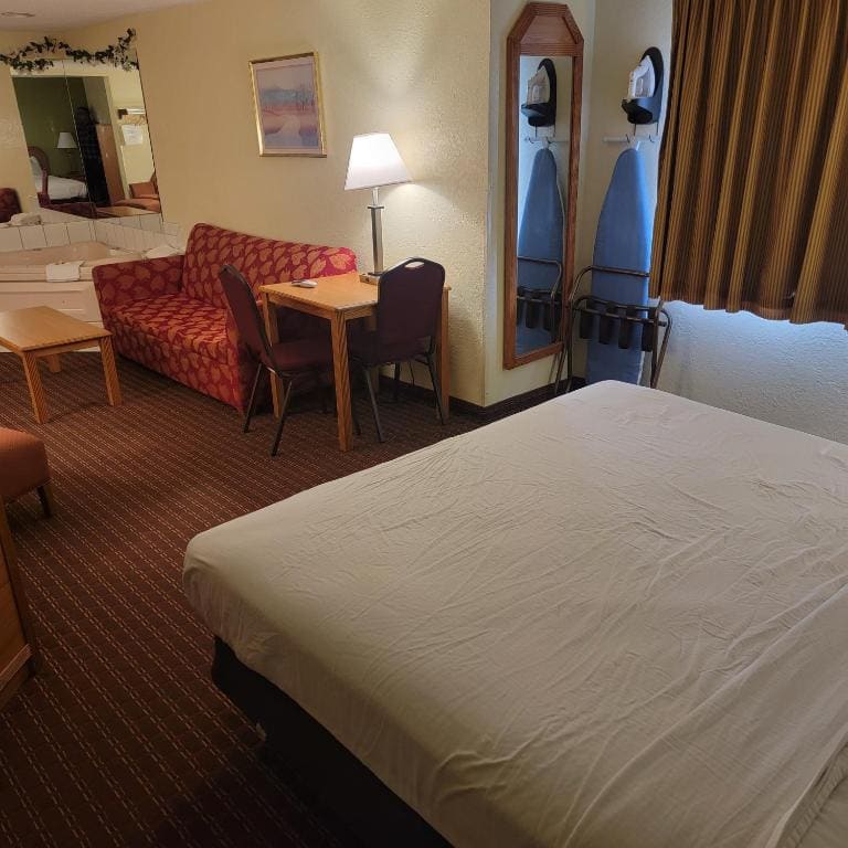 King Studio Suite with Jetted Tub - Non-Smoking room - Image 2