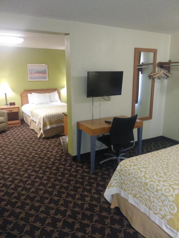 Deluxe Double Room with Two Double Beds - Non-Smoking room - Image 3