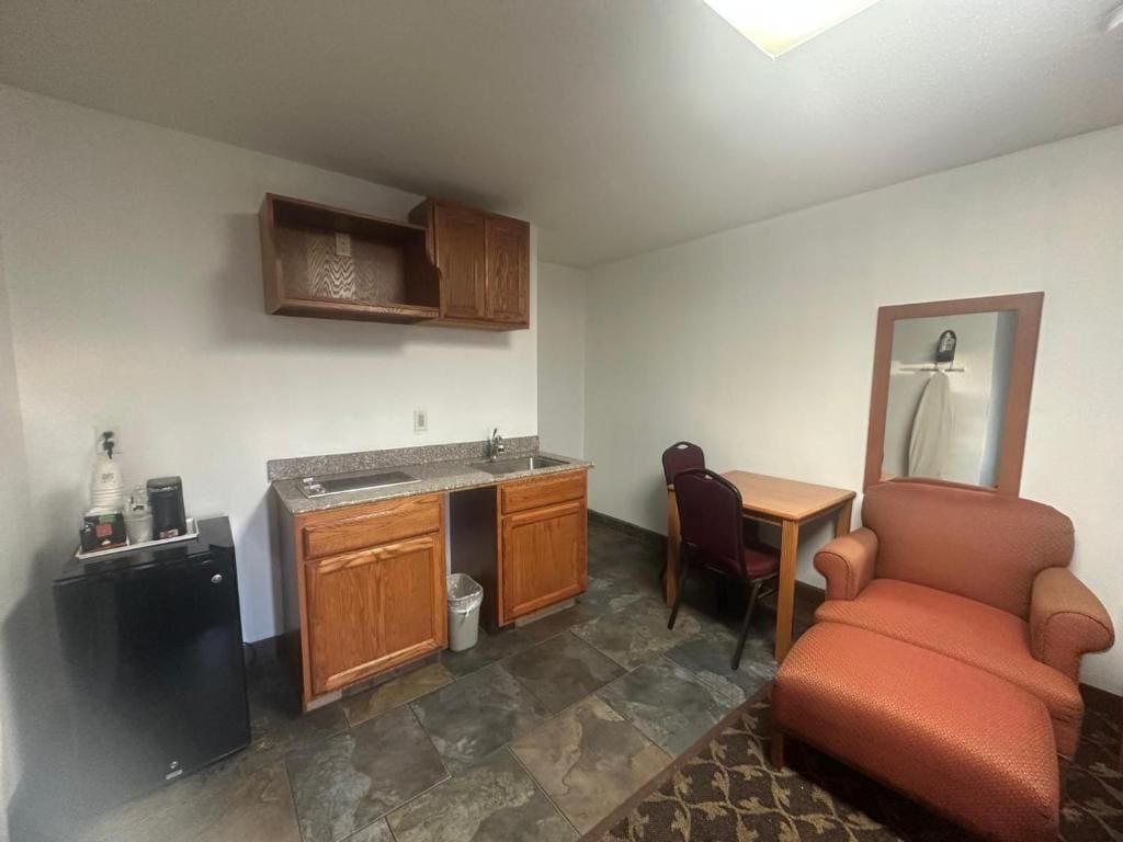 Two-Bedroom Suite with Three Double Beds and Kitchenette - Non-Smoking room - Image 2