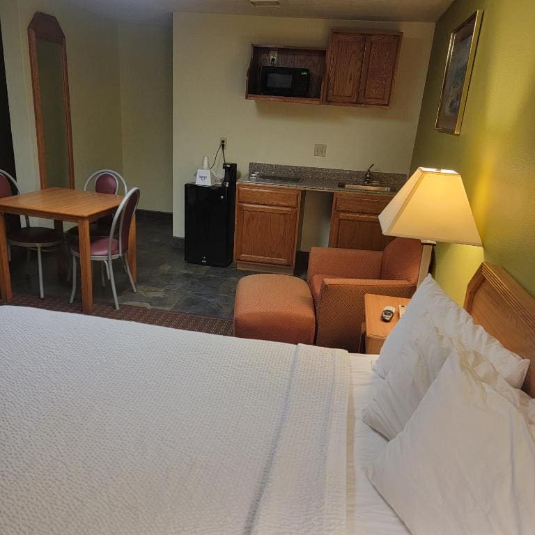 Two-Bedroom Suite with Two King Beds and Kitchenette - Non-Smoking room - Image 1