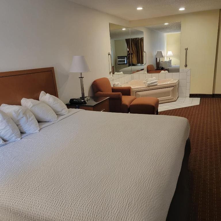 King Studio Suite with Jetted Tub - Non-Smoking room - Image 3