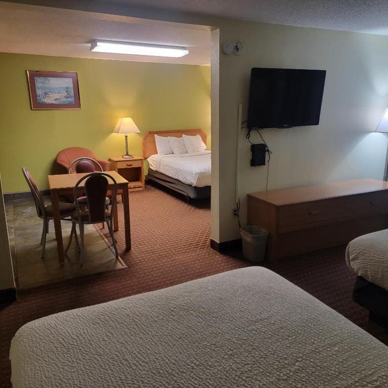 Two-Bedroom Suite with Three Double Beds and Kitchenette - Non-Smoking room - Image 1