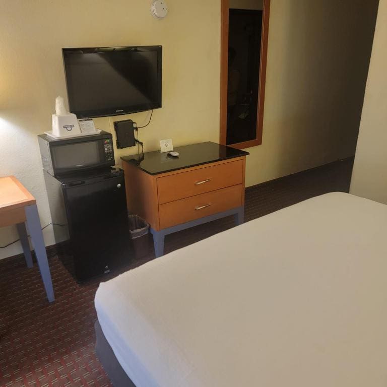 King Room - Mobility Access/Non-Smoking room - Image 2