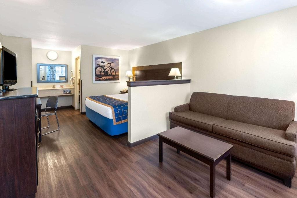 Queen Room with Two Queen Beds - Disability Access/Non-Smoking room - Image 2
