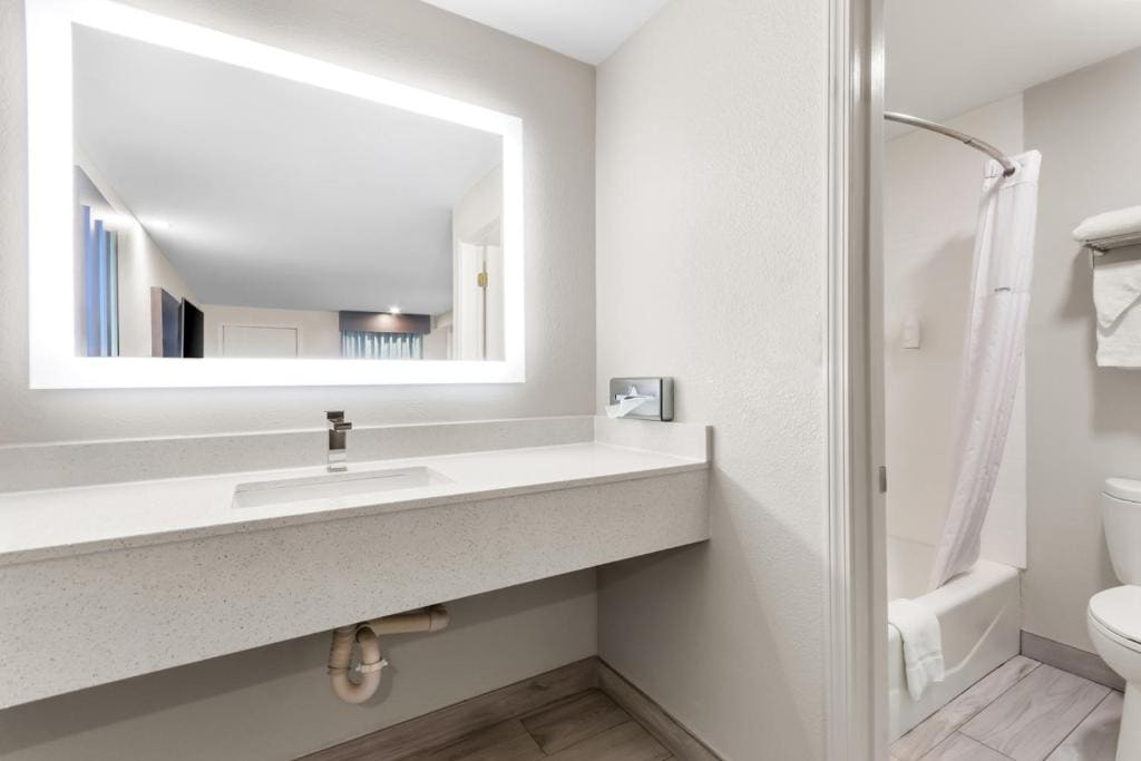 Double Room with Two Double Beds - Mobility Accessible/Non-Smoking room - Image 2