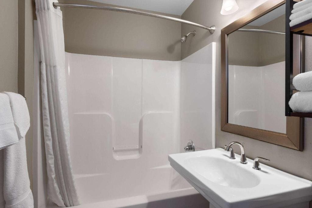 Queen Room, First or Second Floor, Non-Smoking room - Image 2